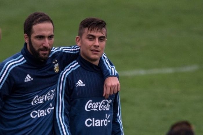 Penyerang Paulo Dybala (kanan) bersama rekan setimnya di Juventus, Gonzalo Higuain, saat menjalani sesi latihan timnas Argentina jelang duel Kualifikasi Piala Dunia 2018 lawan Peru, 6 Oktober 2016.