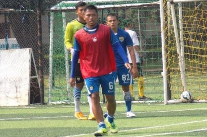 Bek sayap Persib, Tony Sucipto dalam sesi latihan timnya di lapangan sintetis Football Plus Arena, Parongpong, Kab Bandung Barat. 