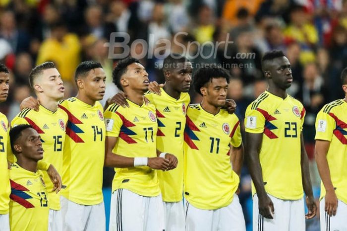 Para pemain Kolombia berbaris menyaksikan drama adu penalti kontra Inggris pada duel babak 16 besar Piala Dunia 2018 di Stadion Spartak, Moskow, 3 Juli 2018.