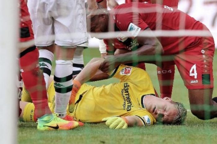 Kiper Bayer Leverkusen, Bernd Leno, sempat pingsan selama beberapa saat di lapangan Stadion Borussia Park, saat melawan Borussia Moenchengladbach, Sabtu (27/8/2016). 