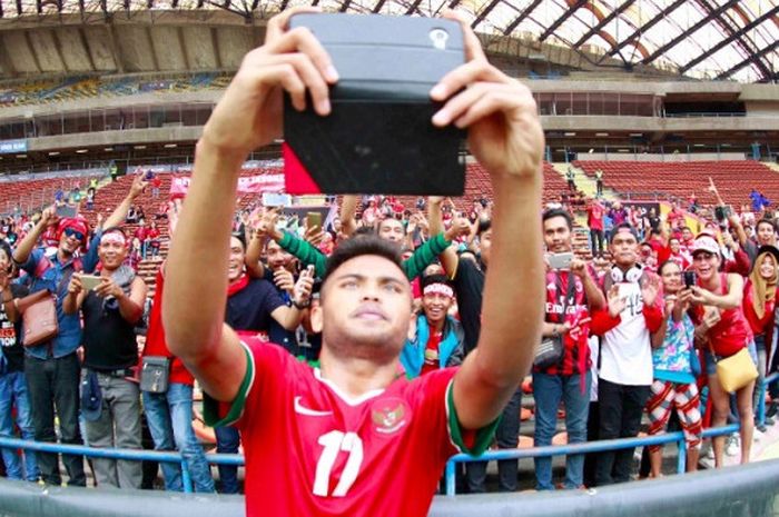 Gelandang Timnas U-22 Indonesia Saddil Ramdani swafoto dengan suporter Merah Putih menjelang duel kontra Thailand dalam cabang sepak bola SEA Games 2017 di Stadion Shah Alam, Selangor, Malaysia, Selasa (15/8/2017) sore WIB. Pemain Persela Lamonngan ini mencetak gol ketiga untuk keunggyulan 3-0 atas Filipina dalam laga kedua Grup B di Stadion Shah Alam, Kamis (17/8/2017) malam WIB.