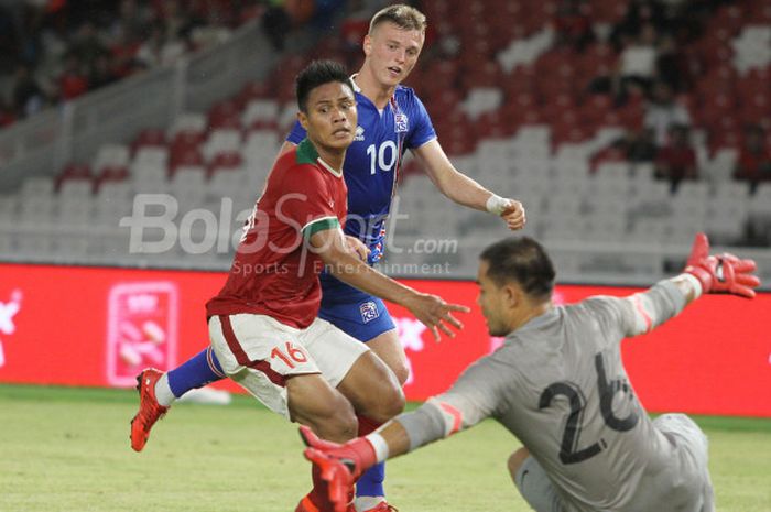   Kiper timnas Indonesia, Andritany Ardhiyasa dan bek Fachruddin Aryanto mencoba mengantisipasi pergerakan striker timnas Islandia, Albert Gudmundsson pada uji coba internasional di Stadion Utama GBK, Jakarta Selatan, Minggu (14/1/2018) malam.   