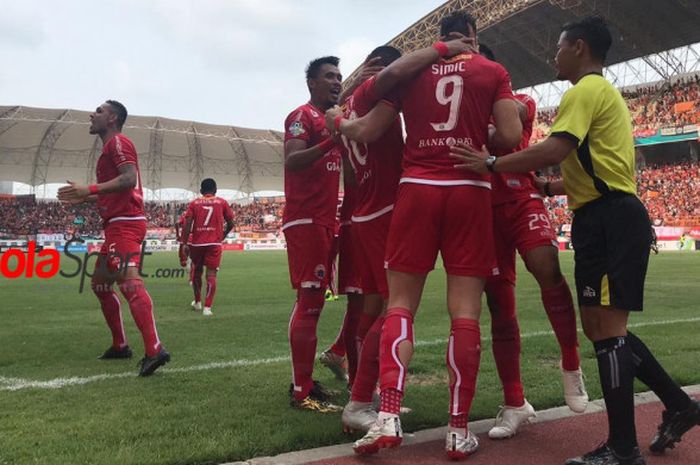  Pemain Persija Jakarta merayakan gol ke gawang Sriwijaya FC di Stadion Wibawa Mukti, Cikarang, Sabtu (24/11/2018). 