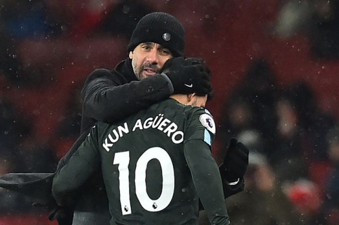 Pelatih Manchester City, Josep Guardiola, memeluk Sergio Aguero yang ditarik keluar dalam laga Liga Inggris kontra Arsenal di Stadion Emirates, London pada 1 Maret 2018.