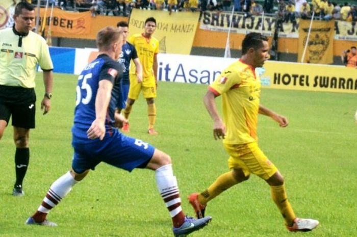 Striker Alberto 'Beto' Goncalves (kanan) saat mencoba lepas dari kawalan bek Borneo FC pada laga pekan kedua Liga 1 musim 2017 di Stadion Gelora Sriwijaya, Jakabaring, Palembang, Sabtu (22/4/2017).