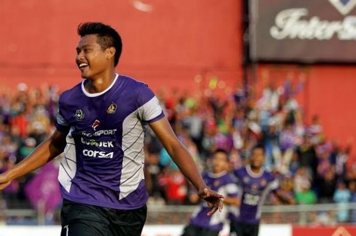 Senyum bahagia penyerang Persik, Septian Satria Bagaskara seusai mencetak gol kemenangan ke gawang PSBK.