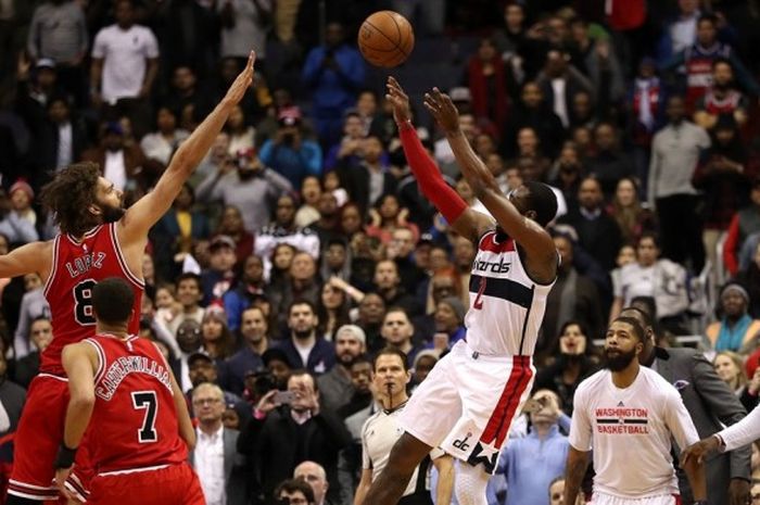 Point guard Washington Wizards, John Wall (jersey putih, #2), melepas tembakan dua angka untuk memenangkan timnya 101-99 atas Chicago Bulls di Verizon Center, Washington, DC, Amerika Serikat (AS),  Selasa (10/1/2017) malam waktu setempat atau Rabu pagi WIB.