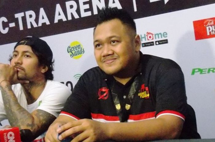 Pelatih BSH Hang Tuah ,Andika Supriadi berbicara dalam konferensi pers play-off IBL 2017-2018 di GOR C'Tra Arena, Bandung, Sabtu (3/3/2018).