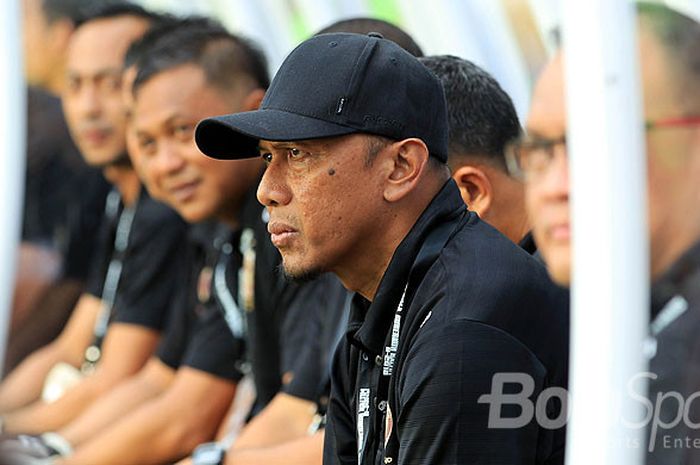 Ekspresi serius pelatih Sriwijaya FC, Rahmad Darmawan, saat mengamati jalannya laga babak penyisihan Grup B Piala Gubernur Kaltim 2018 melawan Persiba Balikpapan di Stadion Batakan Kalimantan Timur, Sabtu (24/02/2018) sore.