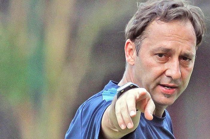 Wolfgang Pikal, saat melatih Timnas Indonesia senior di lapangan Sekolah Pelita Harapan, Karawaci, T