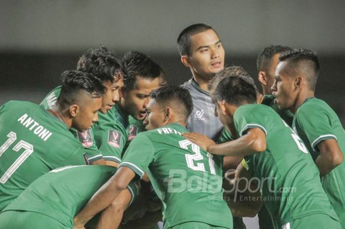 Para pemain PSMS Medan sebelum memulai laga babak kedua kontra PSM Makassar pada laga Grup A Piala Presiden 2018 di Stadion GBLA, Kota Bandung, Selasa (16/1/2018).