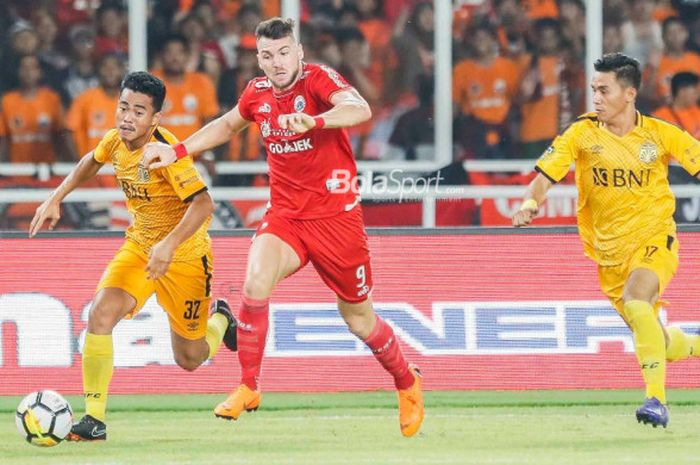 Penyerang Persija Jakarta, Marko Simic, dikejar dua pemain Bhayangkara FC, Alsan Putra dan Nurhidayat Haji Haris (kiri), pada laga pembuka Liga 1 2018 di Stadion Utama GBK pada Jumat (23/3/2018).