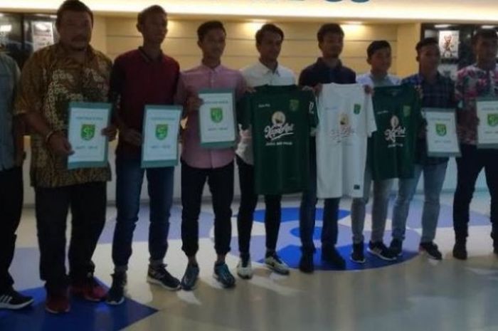 Direktur Persebaya, Chandra Wahyudi (kiri) berpose dengan tujuh pemain baru serta dua petinggi manajemen klubnya untuk Liga 2 musim 2017 di Graha Pena, Surabaya, Jumat (14/4/2017) malam. 