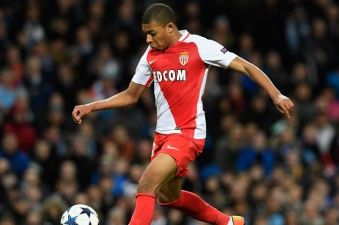 Aksi Kylian Mbappe dalam laga UEFA Champions League putaran ke-16 leg I antara Manchester City kontra AS Monaco di Etihad Stadium, 21 Februari 2017. 