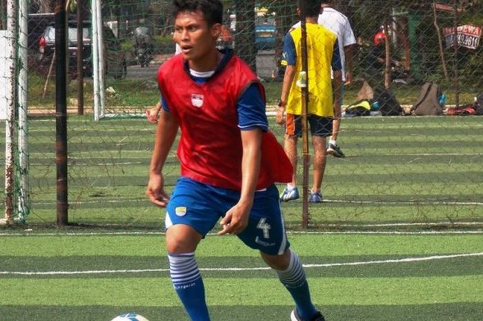 Bek sayap Persib Bandung, Dias Angga, saat tengah berlatih.
