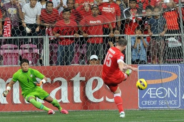 Fahrudin Mustafic mencetak gol penalti Singapura ke gawang Thailand pada partai final Piala AFF, 19 Desember 2012.