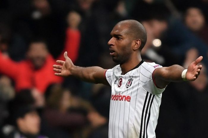 Striker Besiktas asal Belanda, Ryan Babel, merayakan gol yang ia cetak ke gawang Olympiacos di ajang Liga Europa di Stadion Vodafone, Istanbul, 16 Maret 2017.