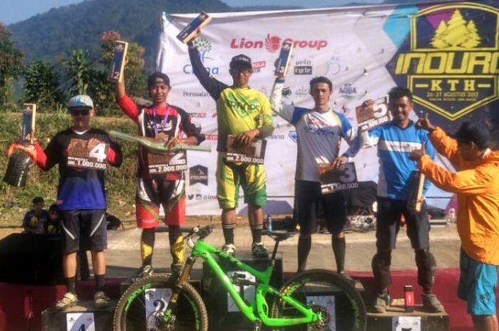 Sejumlah pemenang dalam kompetisi balap sepeda gunung Indonesia Enduro (INDURO) Seri IV di kawasan Puncak, Bogor, Jawa Barat, Minggu (27/8/2017).