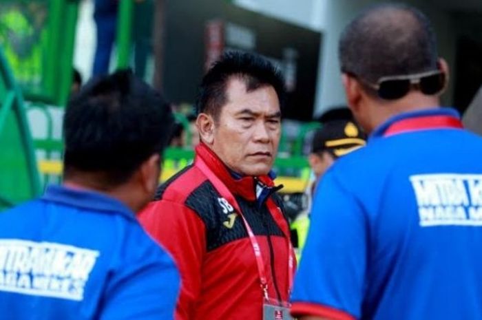 Wajah tegang pelatih Subangkit saat Mitra Kukar dijamu Persegres pada laga TSC di Stadion Tri Dharma, Gresik, Rabu (27/7/2016) sore. 