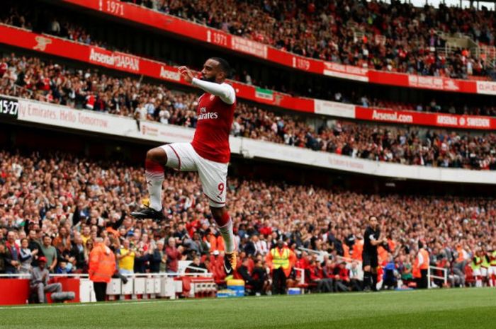 Striker Arsenal, Alexandre Lacazette, merayakan gol ke gawang AFC Bourneomuth pada partai Liga Inggris di Stadion Emirates, Sabtu (9/9/2017).