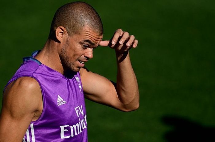 Bek Real Madrid, Pepe, ketika menjalani sesi latihan di kompleks Valdebebas, Madrid, Spanyol, 20 Agustus 2016.