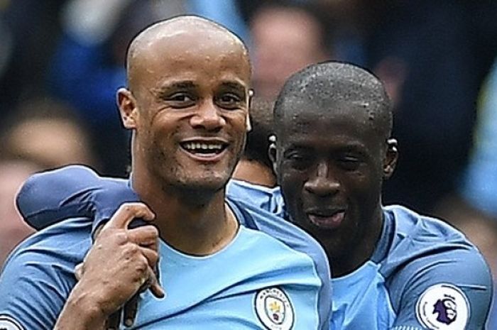 Bek Manchester City, Vincent Kompany (kiri), tampak gembira setelah mencetak gol ke gawang Crystal Palace pada pertandingan Premier League, 6 Mei 2017. 