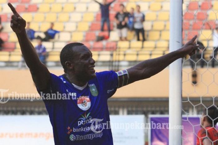 Herman Dzumafo menjadi sosok tangguh dalam pertandingan PSMS Medan versus PSPS Pekanbaru, Rabu (23/8/2017) di Stadion Teladan, Medan.