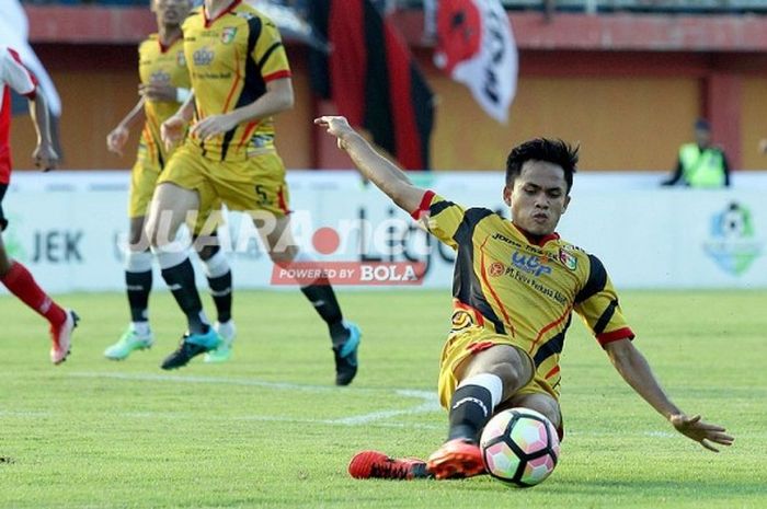 Bek Mitra Kukar, Wiganda Pradika, menahan laju bola yang mengarah ke area pertahanan timnya saat melawan Madura United dalam laga pekan ketiga Liga 1 di Stadion Gelora Ratu Pamellingan Pamekasan, Jawa Timur (28/04/2017) Jumat sore.