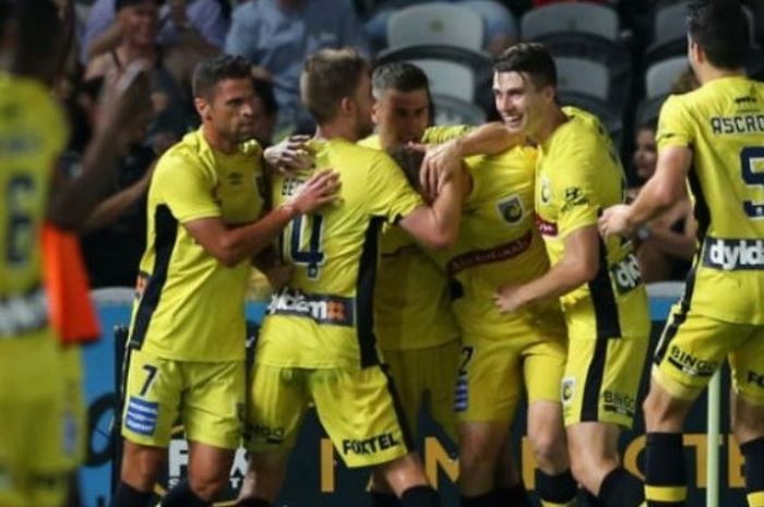 Suka cita pemain Central Coast Mariners saat striker Roy O'Donovan mencetak gol ke gawang Melbourne City pada laga A-League di Stadion Central Coast, Sabtu (31/12/2016) petang. 