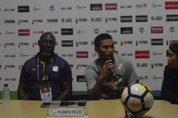Pelatih Barito Putera Jacksen F. Tiago (kiri) dan bek tengah (Firli Apriansah) saat jumpa pers seusai pertandingan melawan PS Tira di Stadion Sultan Agung (SSA), Bantul, Senin (4/6/2018)