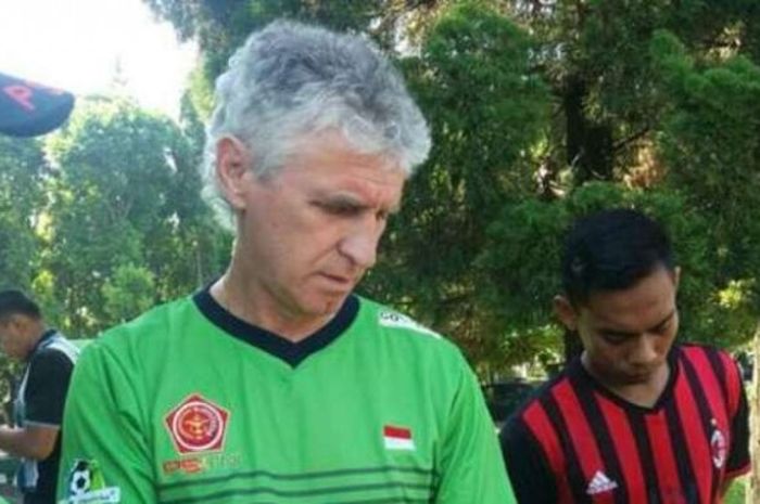 Pelatih anyar PS TNI, Ivan Kolev, mulai memimpin latihan timnya di Stadion Kartika, Cilodong, Depok, Senin (1/5/2017).