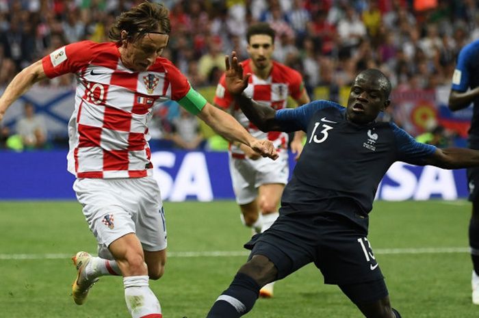   Gelandang Prancis, N'Golo Kante (kanan), berduel dengan pemain Kroasia, Luka Modric, dalam final Piala Dunia 2018, 15 Juli 2018 di Luzhniki Stadium, Moskow.  