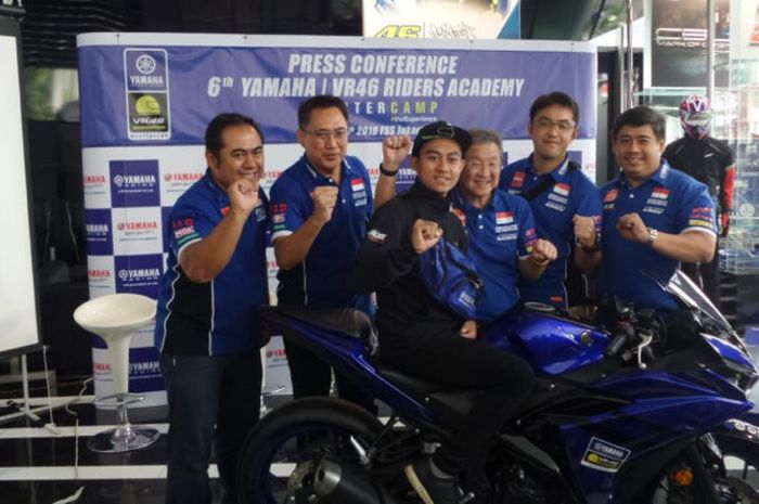 Pebalap muda asal Lumajang, Jawa Timur, Muhammad Faerozi, berpose dengan jajaran manajemen Yamaha Indonesia Motor Manufacturing, di Jakarta, Jumat (7/9/2018).