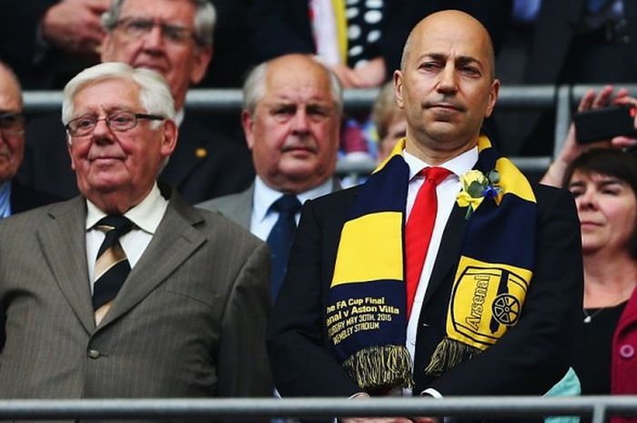 CEO Arsenal, Ivan Gazidis (kanan) sesaat sebelum pertandingan final FA Cup antara Aston Villa dan Arsenal di Wembley Stadium, London, 30 Mei 2015. 