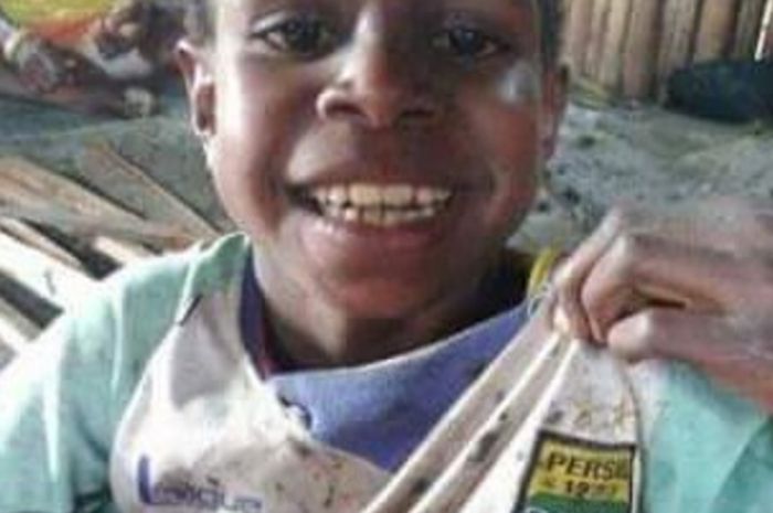 yanuarius seorang anak asal papua yang viral karena memakai jersey persib