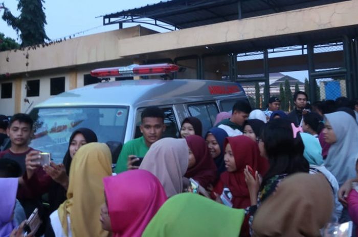Antusian kaum hawa terhadap para pemain timnas U-19 Indonesia saat uji coba melawan Persibara Banjarnegara di Lapangan Universitas Negeri Yogyakarta (UNY), Sabtu (8/9/2018).