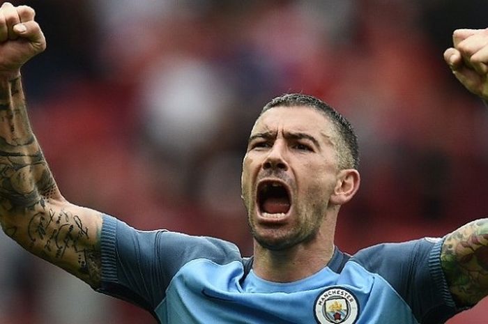 Ekspresi pemain Manchester City, Aleksandar Kolarov, saat seusai laga Premier League kontra Manchester United, di Stadion Old Trafford, Sabtu (10/9/2016).