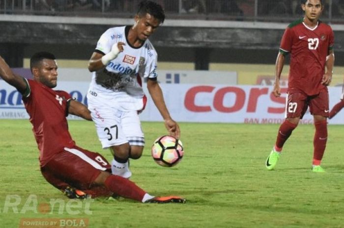 Pemain Timnas U-22, Marinus Maryanto, mencoba merebut bola dari kaki pemain Bali United, Syamsul Pellu,  dalam laga persahabatan di Stadion I Wayan Dipta, Gianyar, Bali, pada Jumat (26/5/2017).
