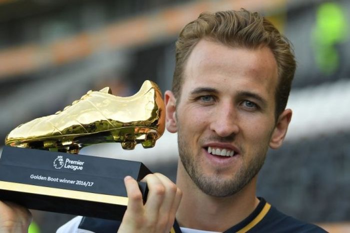 Harry Kane saat berpose dengan piala Premier League Golden Boot setelah laga melawan Hull City di KC Stadium, 21 mei 2017. 