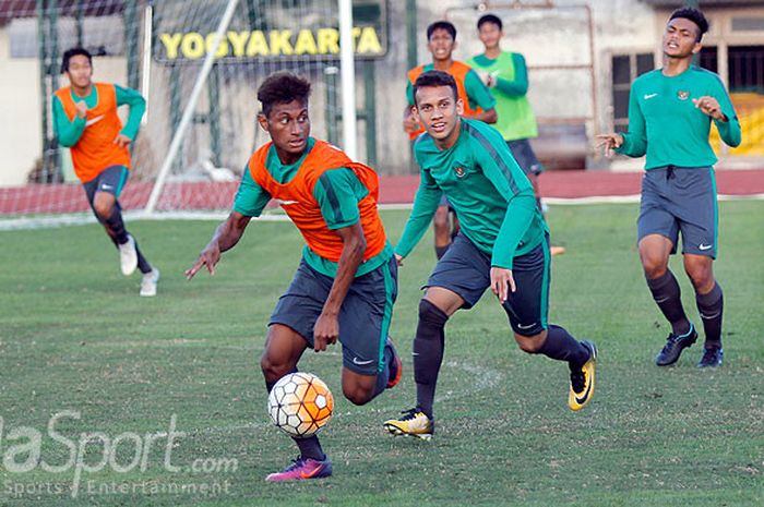 Pemain timnas Indonesia U-19 saat mengikuti latihan tim di lapangan UNY, Selasa (15/8/2017).