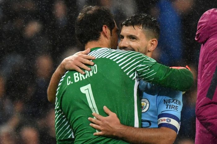 Striker Manchester City, Sergio Aguero, melakukan selebrasi bersama Claudio Bravo setelah timnya menang adu penalti atas Wolverhampton Wanderers dalam laga babak keempat Piala Liga Inggris di Stadion Etihad, Manchester, pada 24 Oktober 2017.