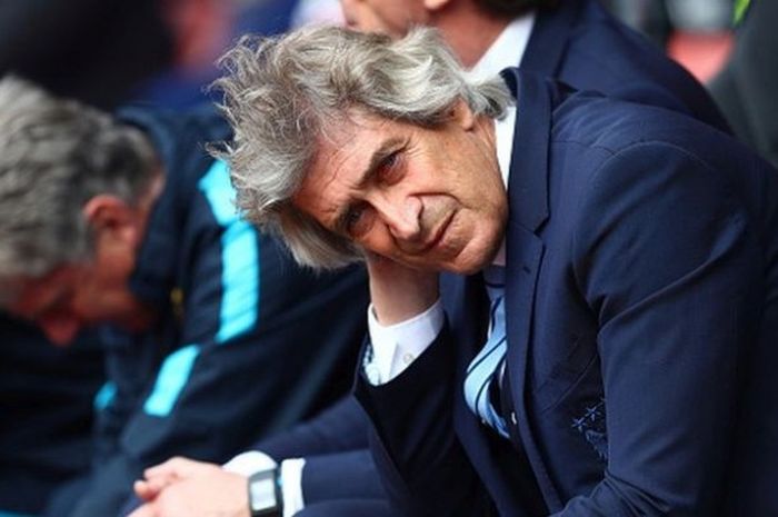 Manajer Manchester City, Manuel Pellegrini, mendampingi anak asuhnya dalam pertandingan Premier League melawan Southampton di Stadion St. Mary's, Southampton, Inggris, 1 Mei 2016.