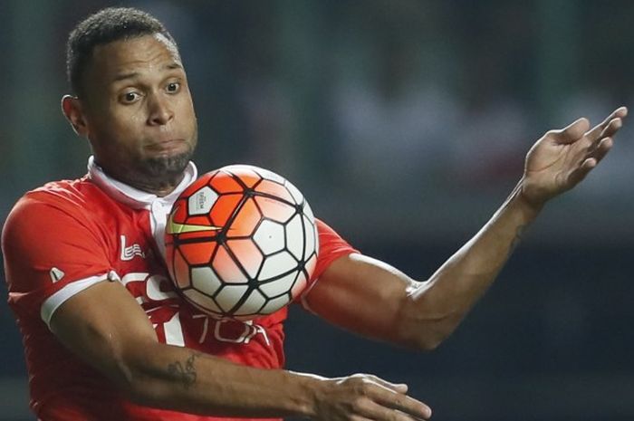 Aksi striker Persija Jakarta, Luiz Junior (kanan) pada laga uji coba kontra Indonesia U-22 di Stadion Patriot Candrabhaga, Bekasi, Jawa Barat, Rabu (5/4/2017).