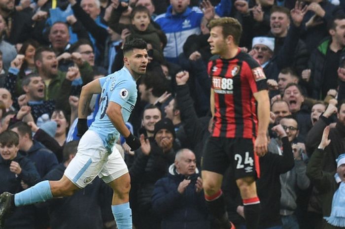 Striker Manchester City, Sergio Aguero (kiri), merayakan gol yang dia cetak ke gawang Bournemouth dalam laga Liga Inggris di Stadion Etihad, Manchester, pada 23 Desember 2017.