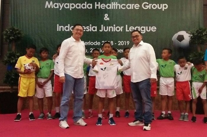 Direktur MHG Arif Mualim bersalaman dengan Ketua IJL Rezza Lubis setelah menjalin kerja sama untuk pengembangan bibiti pesepak bola muda Indonesia di Mayapada Hospital, Jakarta Selatan, Rabu (29/11/2017)