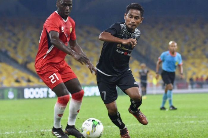Pemain Persija Jakarta, Ramdani Lestaluhu (kanan) berusaha mempertahankan penguasaan bola dari hadangan pemain Kelantan FA. Persija takluk 0-1 dari Kelantan, pada ajang Boost SportsFix Super Cup, di National Stadium, Kuala Lumpur, Selasa (16/1/2018).