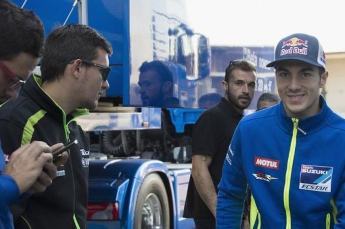 Pebalap Suzuki Ecstar asal Spanyol, Maverick Vinales, tersenyum kepada fans saat berjalan di paddock Sirkuit Ricardo Tormo pada uji coba di Valencia, Rabu (11/11/2015).