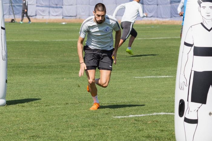 Pemain sayap Yannick Carrasco dalam sesi latihan Dalian Yifang pada 4 Oktober 2018. 