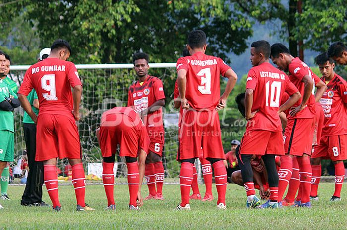 Tim Semen Padang FC saat berlatih di komplek Semen padang, Indarung.