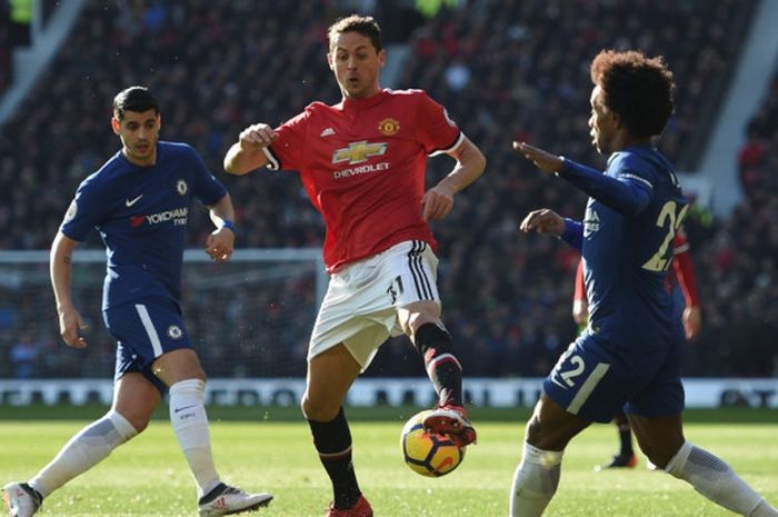 Gelandang Manchester United, Nemanja Matic (tengah), berduel dengan pemain Chelsea, Willian (kanan) dan Alvaro Morata, dalam laga Liga Inggris di Stadion Old Trafford, Manchester, pada 25 Februari 2018.